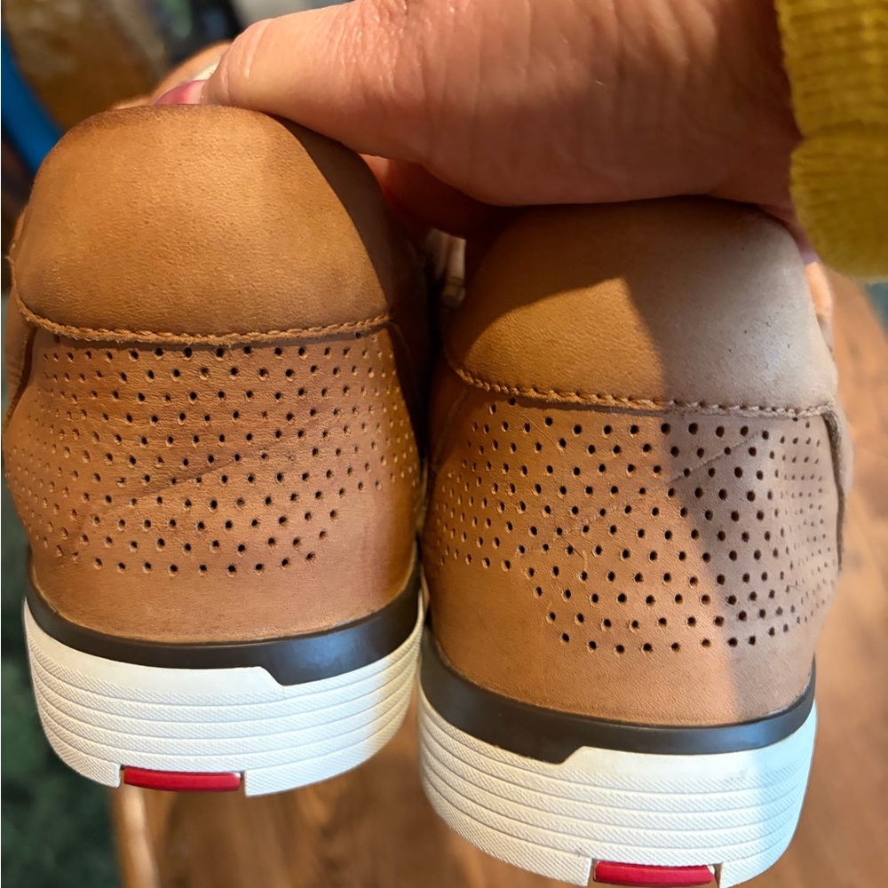 Kizik Men's Tan Leather Slip-On Sneakers - Picture 5 of 8